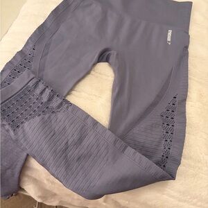 GYMSHARK Leggings Smokey Grey, intricate details on the sides.